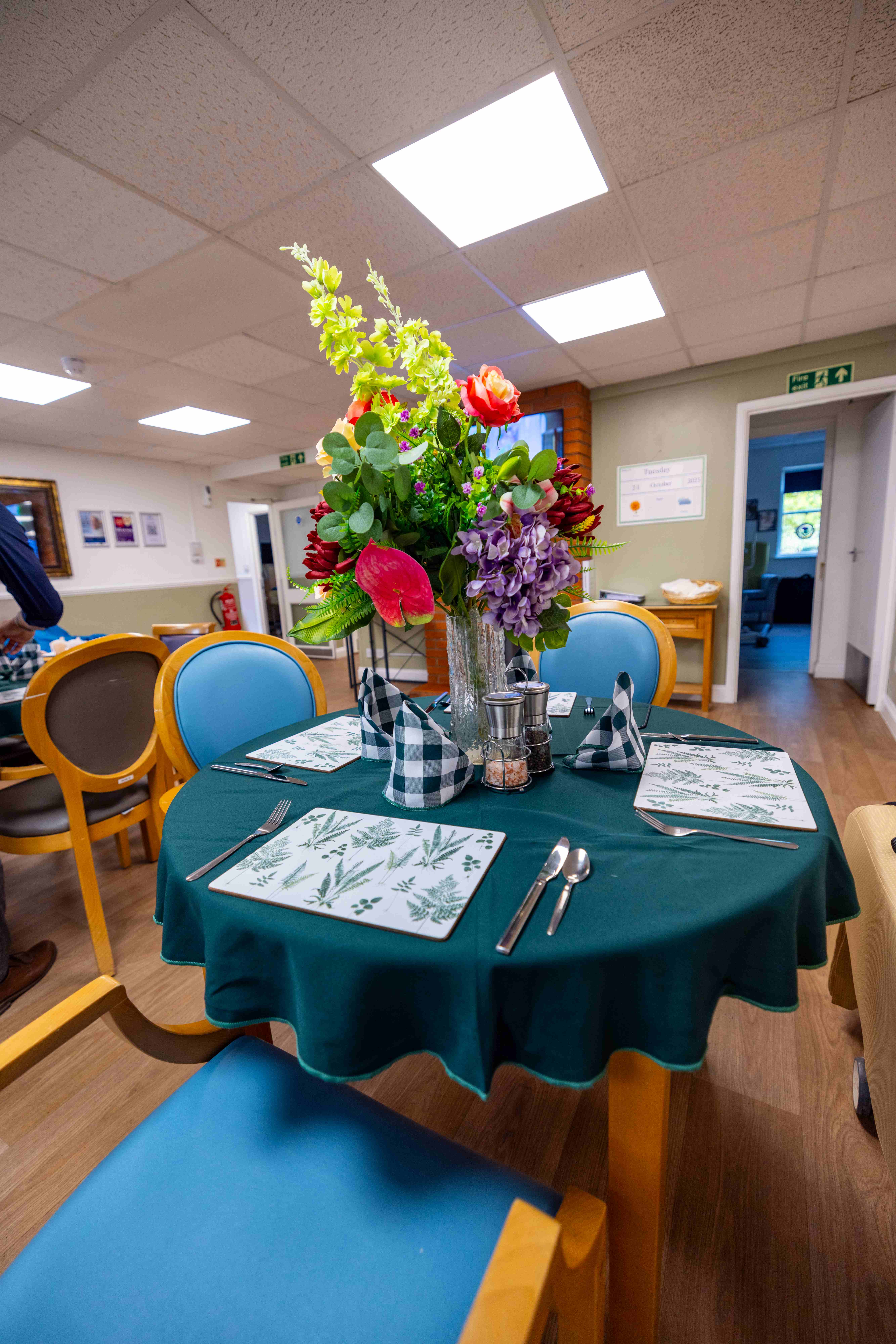 Elegant table setting with flower centerpiece